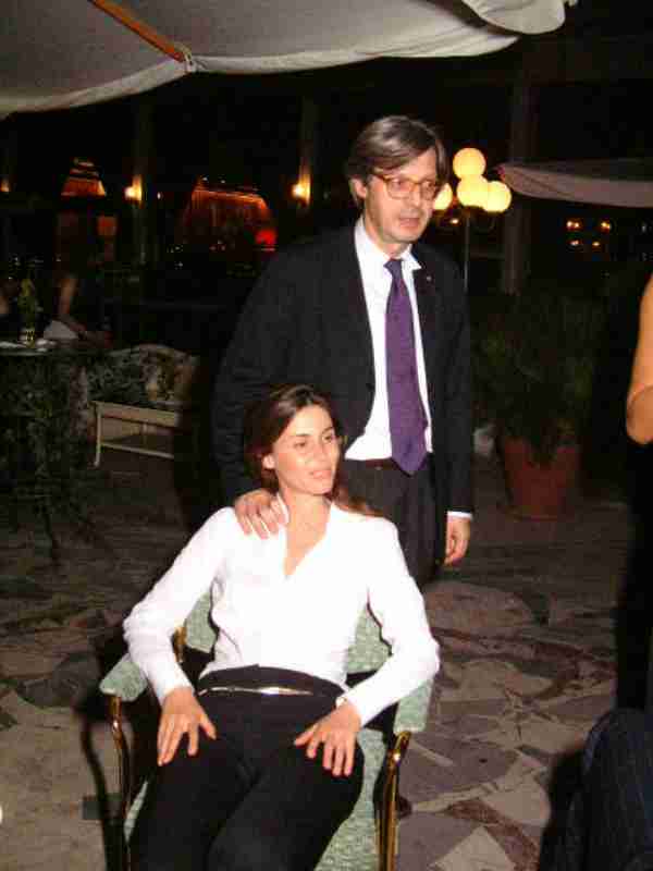 ../Images/Vittorio Sgarbi con la fidanzata Sabrina Colle (11).jpg